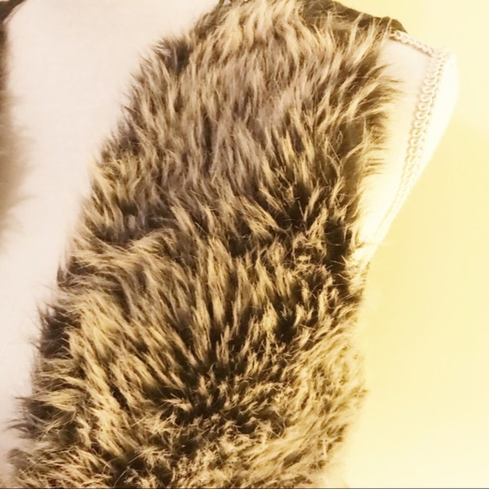 DayTrip Faux Fur Cropped Vest Size Medium M - Picture 7 of 7